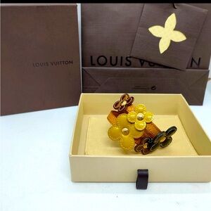 Louis Vuitton Fleur, VINTAGE  leather and Vernis leather flowers. Bracelet